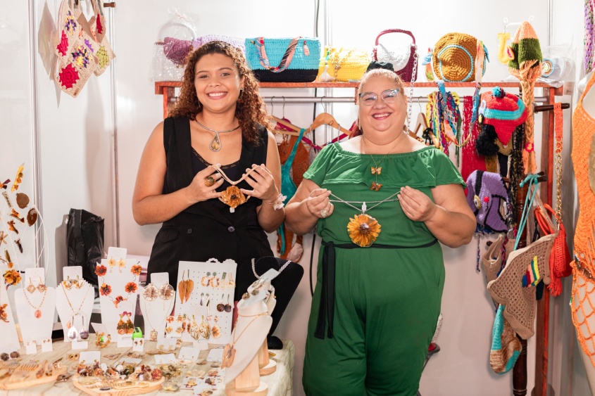 Giselly Ferreira representa a Carpe Diem na feira. Foto: Victor Vercant/ Secom Maceió