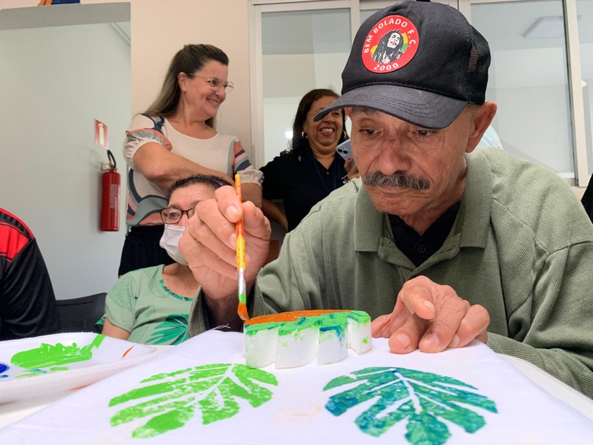 Ednaldo França pintando sua obra de arte. Foto: Ascom Semdes