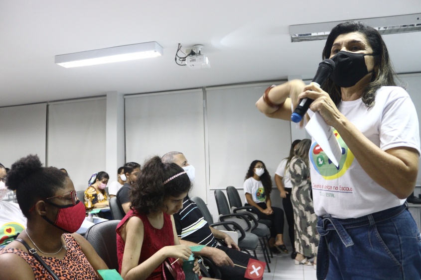 Pedagoga Luzia Rodrigues junto aos alunos. Foto: Pedro Farias/Ascom Semed