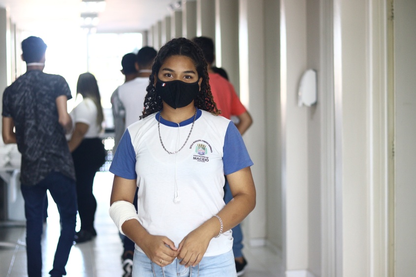 Maria Clara, aluna do nono ano da escola Pompeu Sarmento. Foto: Pedro Farias.