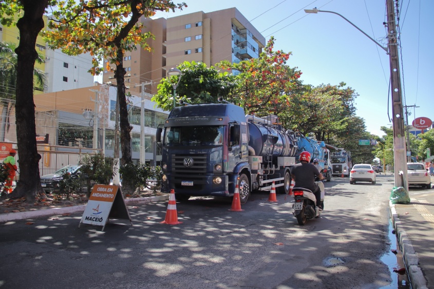 Caminhão de alta sucção e hidrojateamento para realização de limpeza e desobstrução. Foto: Júnior Bertoldo / Secom Maceió