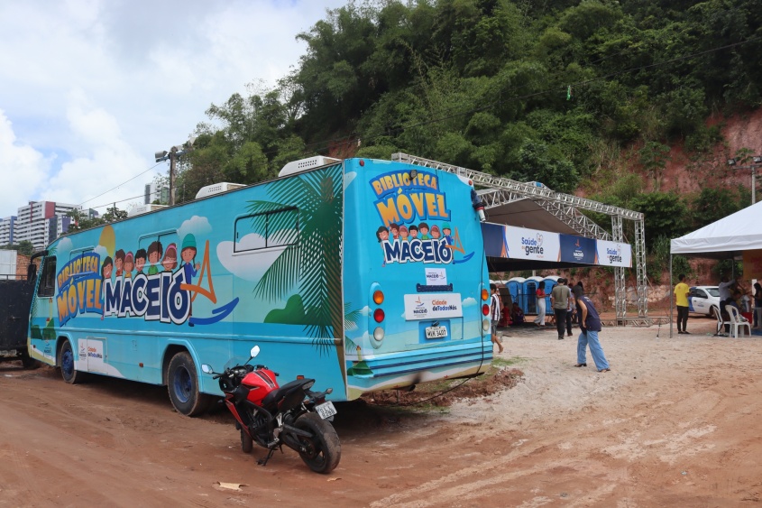 Ônibus da Biblioteca Móvel atende crianças no Reginaldo. Foto: Jamerson Soares (estagiário)/Ascom Semed