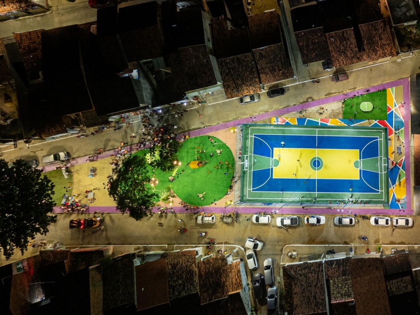 A praça recebeu novos bancos, gramados e parque infantil. Foto: Itawi Albuquerque/ Secom Maceió