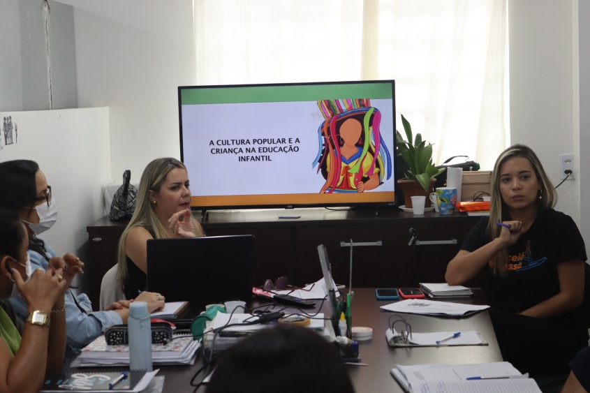 Coordenadora de Educação Infantil, Patrícia Siqueira e a coordenadora de Projetos e Programas Suplementares, Lívia Lima (à dir.). Foto: Jamerson Soares (estagiário)/Ascom Semed