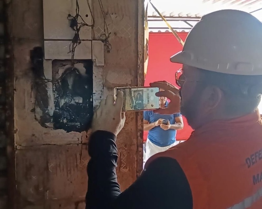 Ocorrência de incêndio no bairro do Centro, que pode ter sido ocasionada por curto-circuito na rede elétrica. Foto: Luís Eduardo Ramalhos/Ascom Defesa Civil Maceió