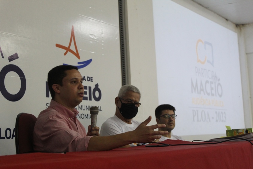 Secretário de Economia, João Felipe, abriu a audiência realizada no prédio da SEUNE. Foto: Luís Otávio Mendonça / Ascom Semec