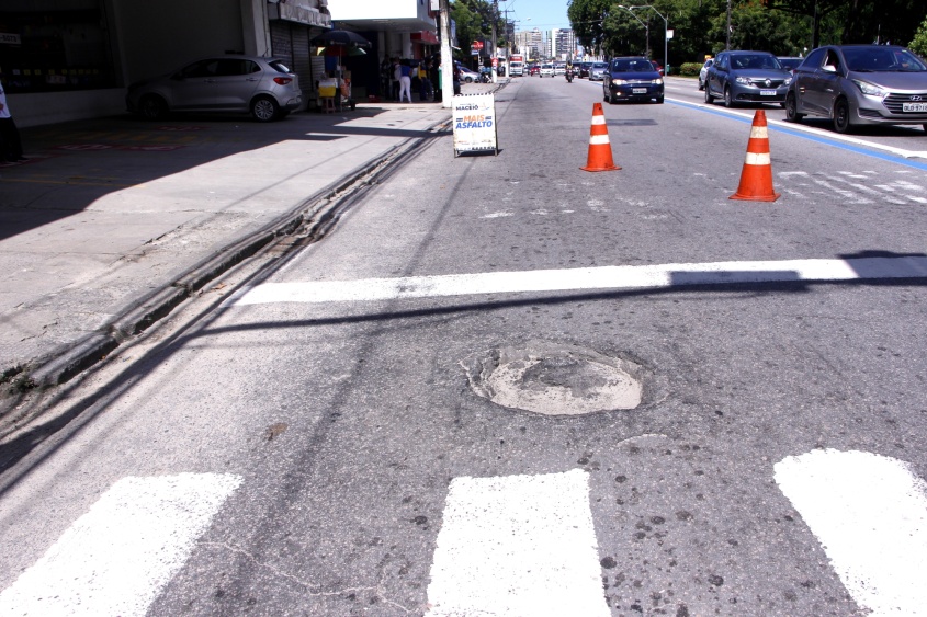 Antes: buraco na avenida Fernandes Lima, no Farol. Foto: Wilma Andrade/Ascom Seminfra