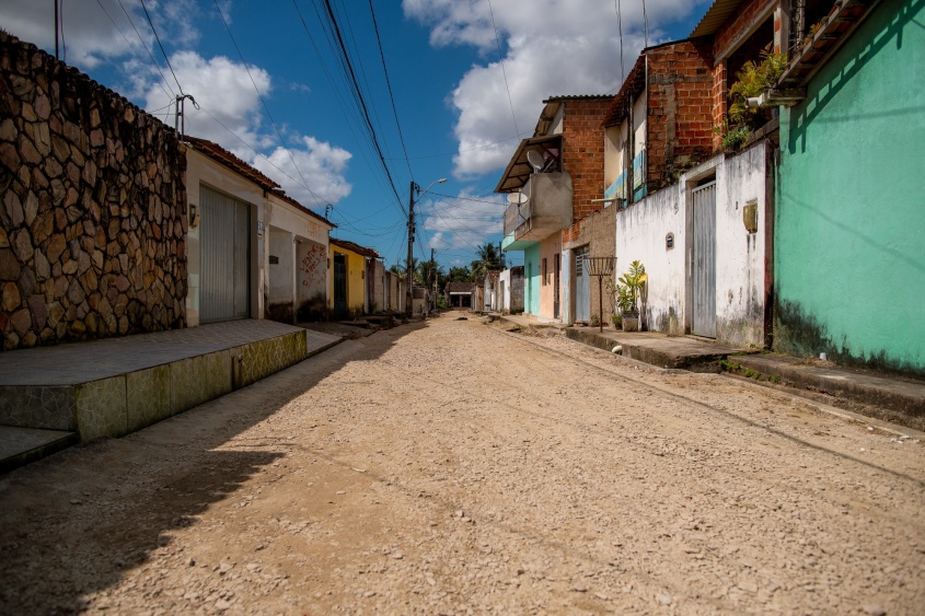 Demais ruas do Loteamento Cidade de Deus prontas, aguardando chegada do asfalto. Foto: Alisson Frazão/Secom Maceió