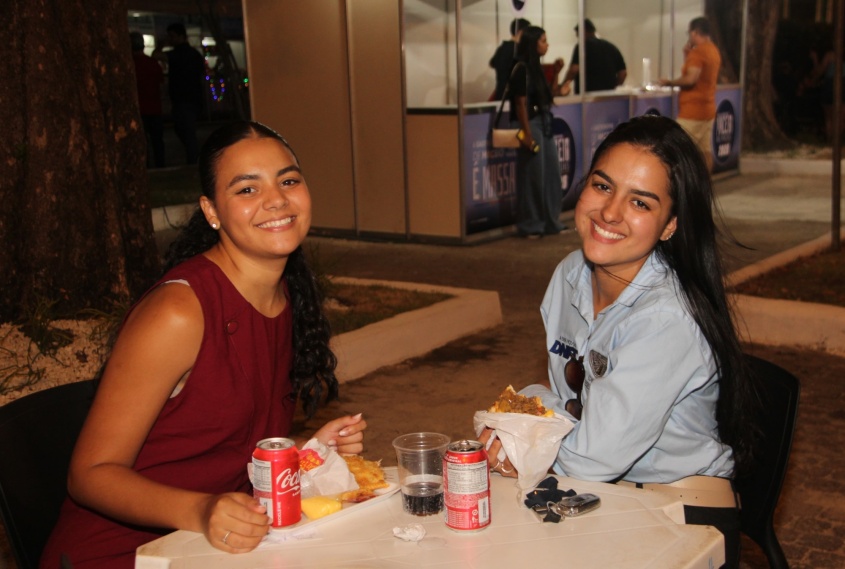 Kamilla Lopes e irmã aproveitaram o primeiro dia do Festival. Foto: Neno Canuto/ Secom Maceió