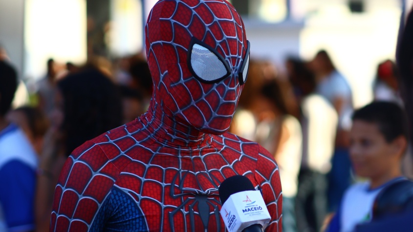 O Amigo da Vizinhança, Homem-Aranha, falando sobre a importância de ampliar os horizontes dos alunos através da educação. Foto: Daniel Marinho.