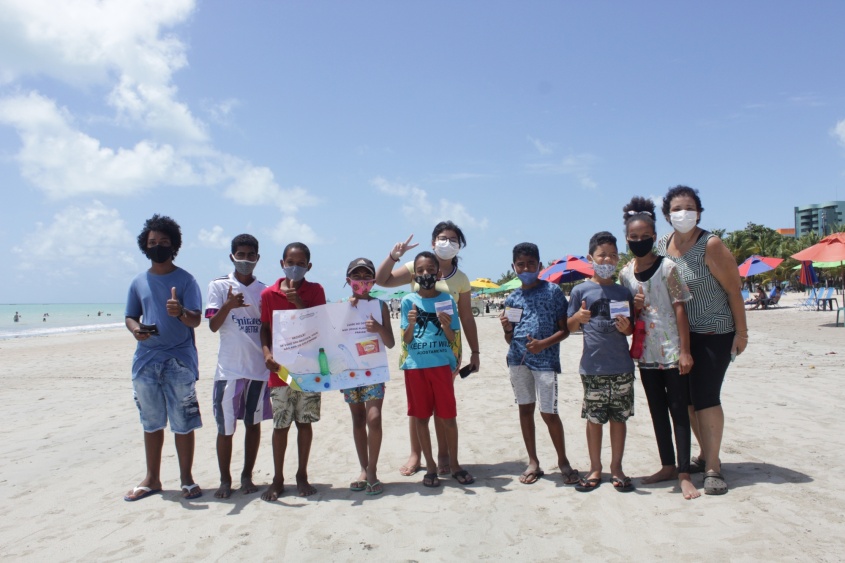 Alunos realizaram a ação na praia da Pajuçara Foto: Ascom Semed