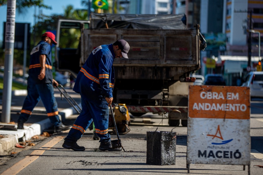 Tapa-buraco na orla de Pajuçara. Foto: Alisson Frazão/Secom Maceió