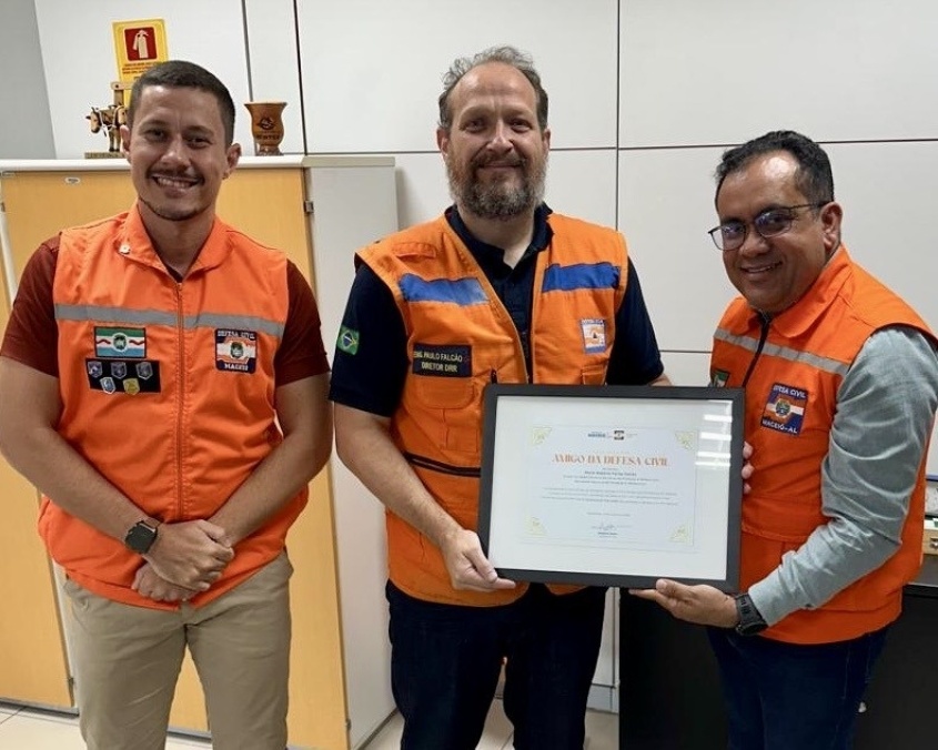 Coordenador-geral da Defesa Civil de Maceió, Abelardo Nobre, entregou o certificado de Amigos da Defesa Civil ao diretor Paulo Falcão. Foto: Defesa Civil Maceió