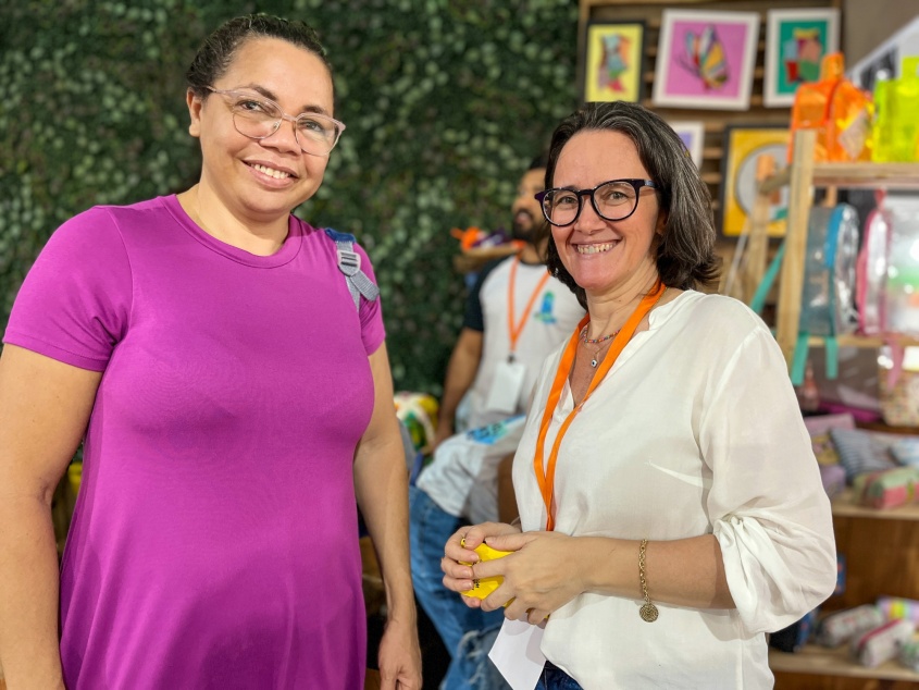 Ivanilda aproveitou para comprar a peça da artesã Silvana Ramos, que também participou da exposição (Foto: Tatiane Gomes/Ascom Semtabes)