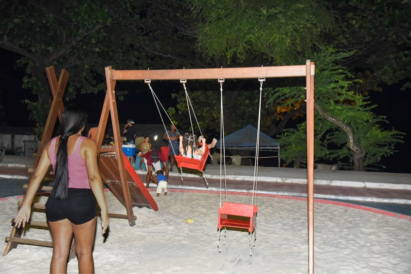 Crianças brincando no Parque Linear à noite. Foto: Marcos Silva/Ascom Sima