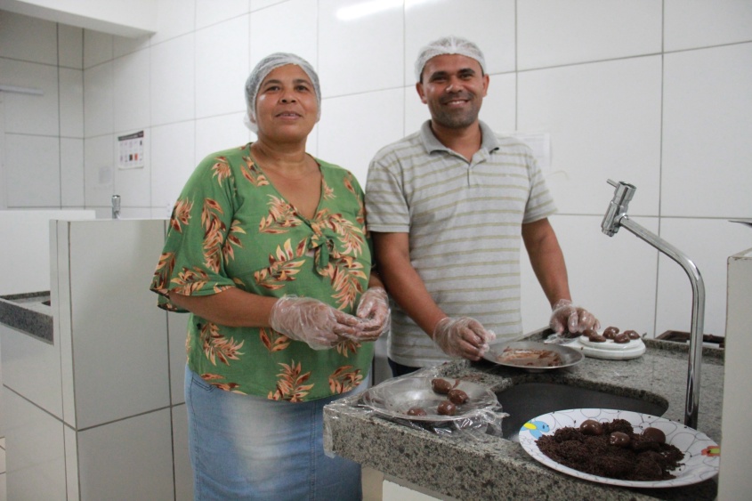 Raquel Vieira, merendeira formadora e Senildo da Silva, técnico do setor de nutrição da Semed. Foto: Jamerson Soares (estagiário)/Ascom Semed