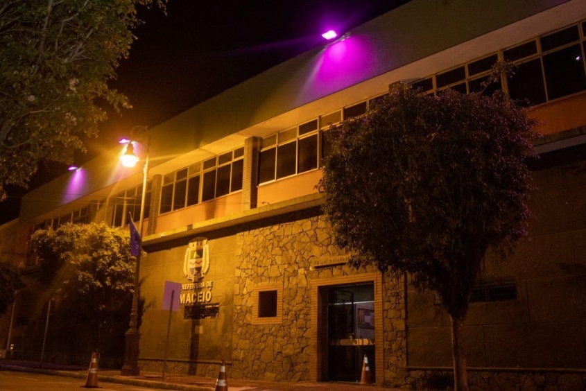 Prefeitura de Maceió ganha iluminação da campanha Outubro Rosa. Foto: Bárbara Wanderley/Secom Maceió