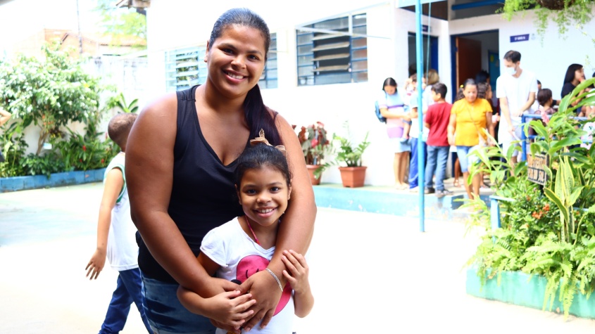 Nely Yasmin e a filha, Maria Sofia, 8 anos, presentes na feira literária. Foto: Daniel Marinho/Ascom Semed