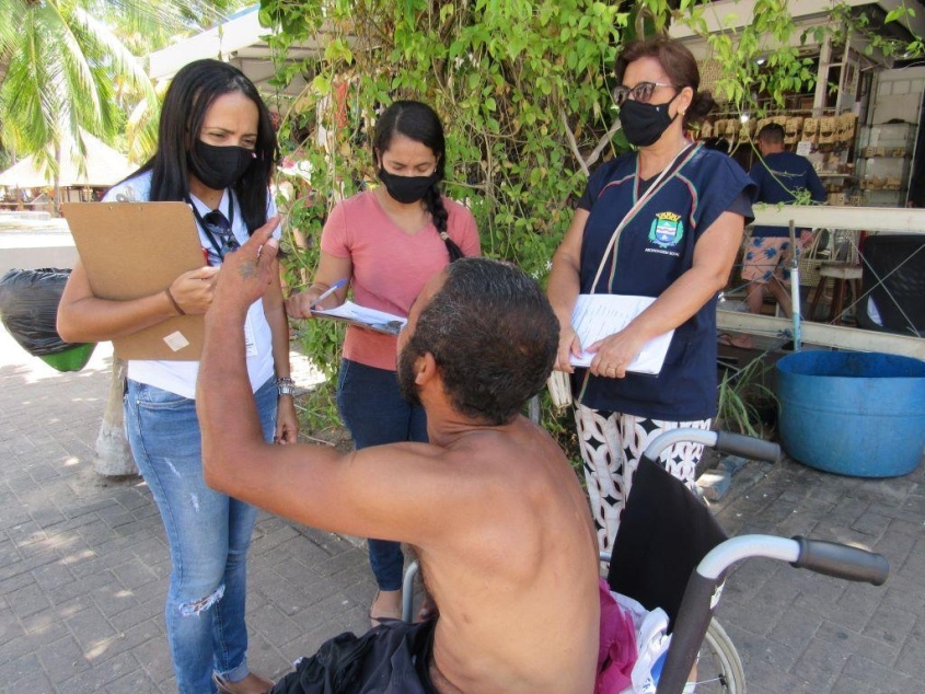 Pessoa em situação de rua é orienta por educadores sociais. Foto: Ascom Semas