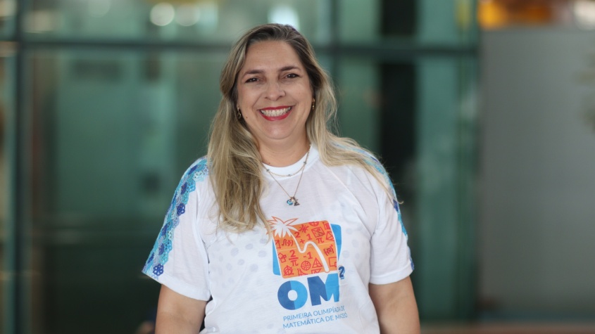 Juliane Medeiros acompanhou o embarque dos alunos. Foto: Pedro Farias/Ascom Semed