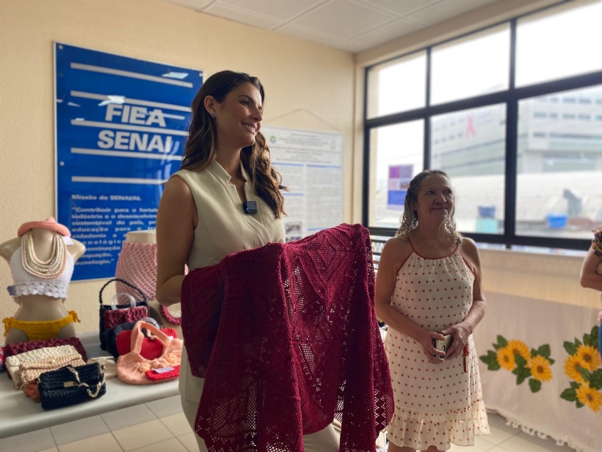 Primeira-dama Marina Cândia recebe homenagem do grupo de artesãs Motivarte. Foto: Clara Vieira/Ascom Semdes