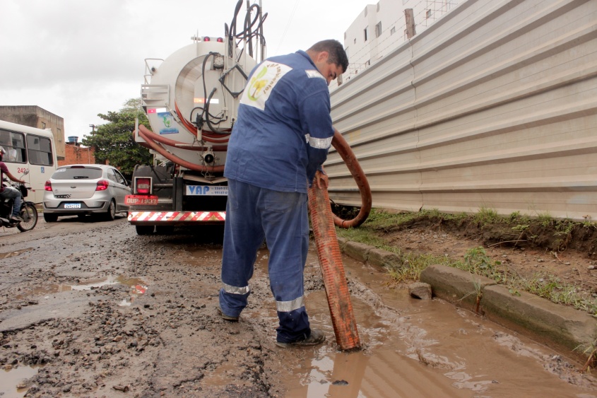 Água da chuva acumulada sendo drenada. Foto: Wilma Andrade/Ascom Seminfra
