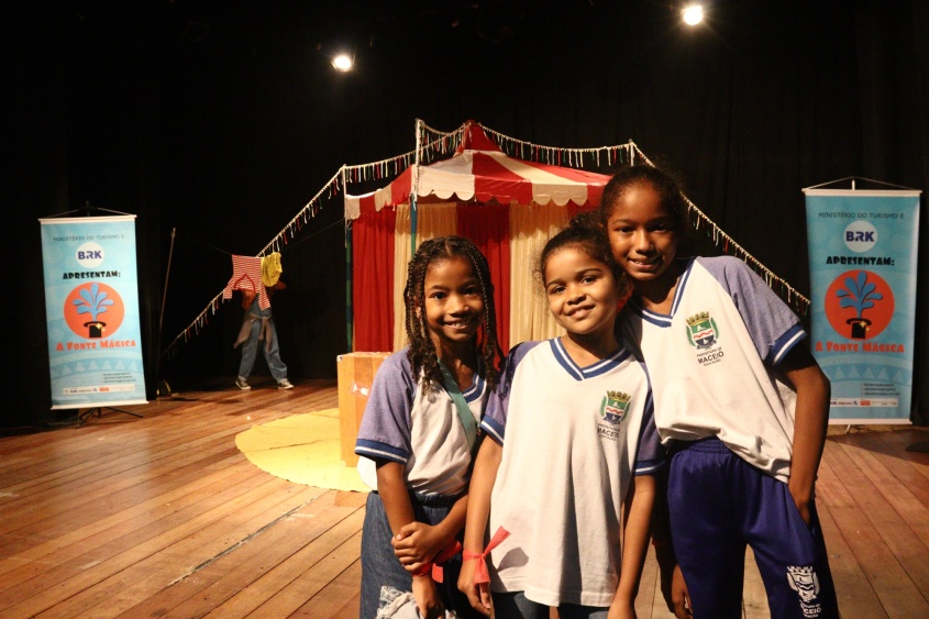 Layane dos Santos, Emilly Vitória, 9 anos, e Gabrielly da Silva, 8 anos, assistiram à peça. Foto: Jamerson Soares (estagiário)/Ascom Semed