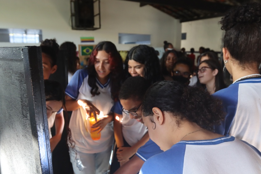 Imagens produzidas pelos alunos foram apresentadas no pátio da escola. Foto: Arthur Vieira (estagiário)/Ascom Semed