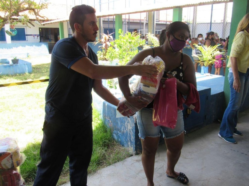 Usuária recebe cesta básica. Foto: Ascom Semas