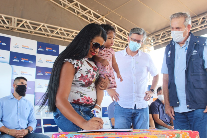Nena Matos assinou como testemunha a ordem de serviço e comemorou a iniciativa. Foto: Julita Bittencourt/Ascom Semed