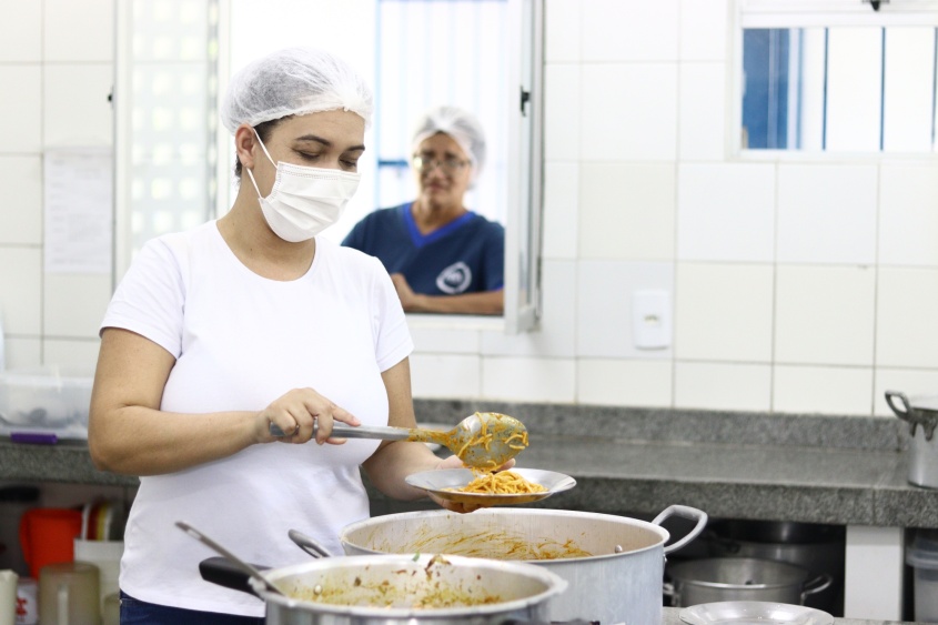 Merendeira Átila Peixoto aprendeu a receita na gravação do vídeo. Foto: Daniel Marinho/Ascom Semed
