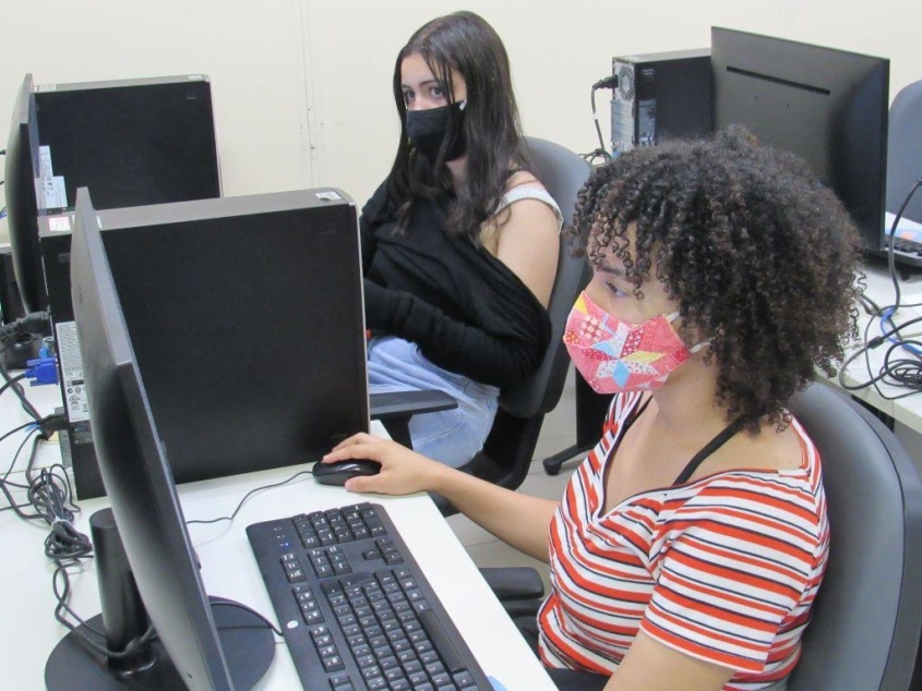 Maria Jucá (esquerda) com a amiga, Raquel Silva no curso de informática. Foto: Ascom Semas