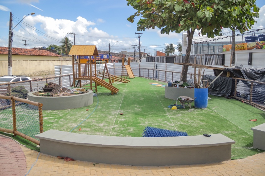 Revitalização da Praça Padre Cícero, no Vergel do Lago, já chega a 90%. Foto: Júnior Bertoldo/Ascom Seminfra