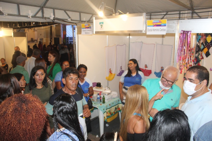 Feira Empreendedora foi montada na Praça Dois Leões. Foto: Arthur Vieira (estagiário)/Ascom Semed