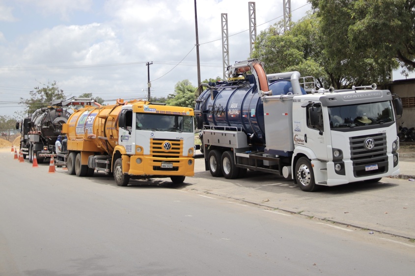 Caminhões em alta sucção para a manutenção da galeria. Foto: Júnior Bertoldo/Secom Maceió