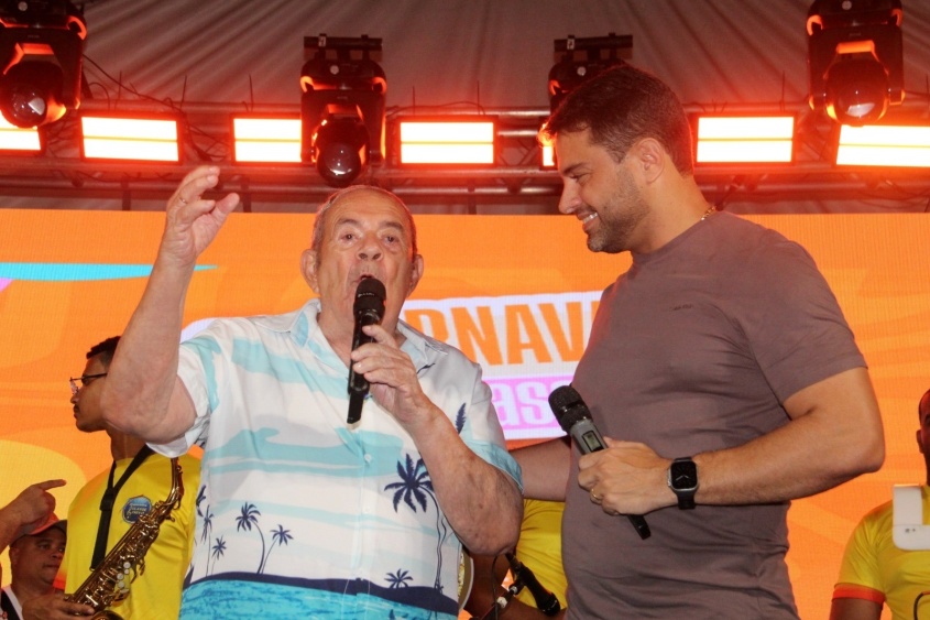 Ao lado do presidente da FMAC, Carlito Lima reforçou o simbolismo da festa nas ruas: “O povo estava precisando do Carnaval
