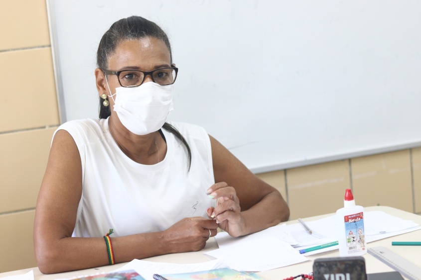 Professora, Maria Betânia, comemorou a chegada da psicóloga à escola. Foto: Pedro Farias/Ascom Semed