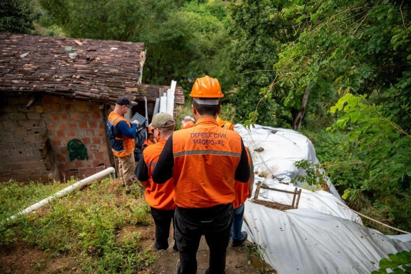 Agentes do órgão realizam mapeamento de áreas de risco para identificar melhores soluções para cada área. Foto: Secom Maceió
