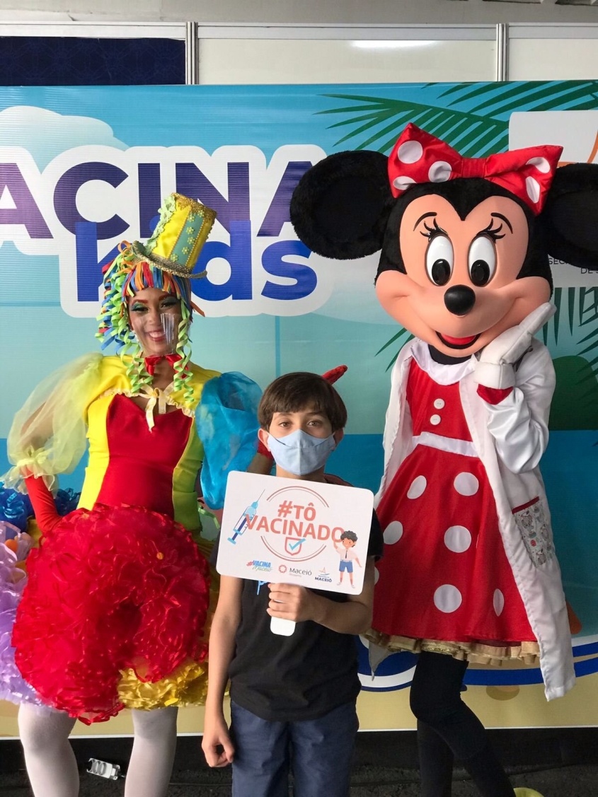 Lucas Ramalho, criança vacinada no ponto de vacinação no Maceió shopping, convidou mais crianças para a vacinação. Foto: Ascom SMS