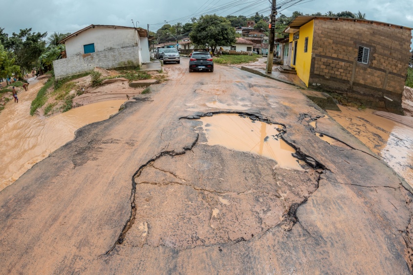 Ponte danificada após fortes chuvas. Foto: Itawi Albuquerque/Secom Maceió