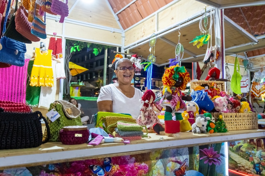 Denise comemora as vendas na Vila Encantada. Foto: Felipe Sóstenes/Secom Maceió