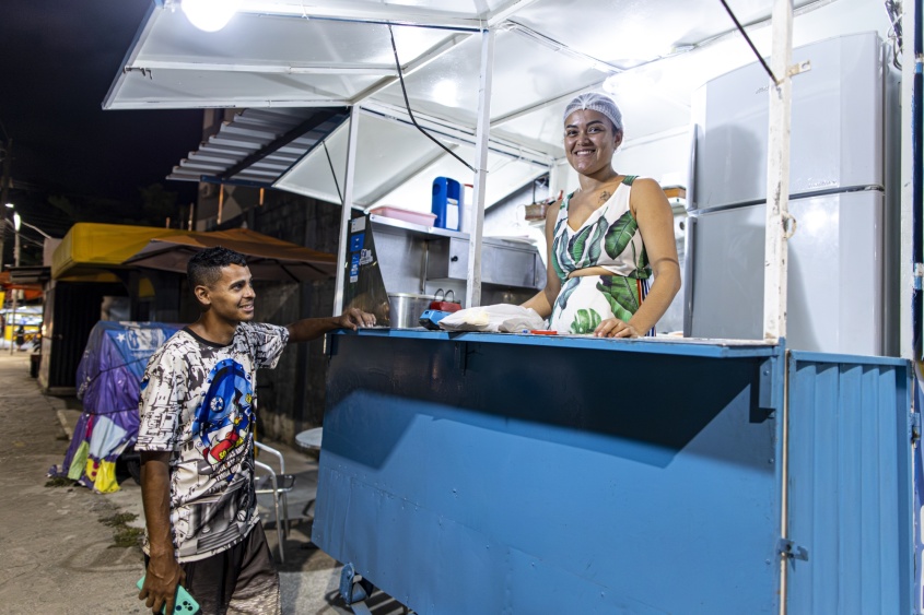 Comerciante Maria Sabrina acredita que a nova iluminação vai atrair mais clientes. Foto: Célio Júnior/Ascom Ilumina