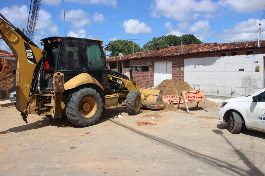 Drenagem está sendo implantada na Rua C54 no Benedito Bentes.