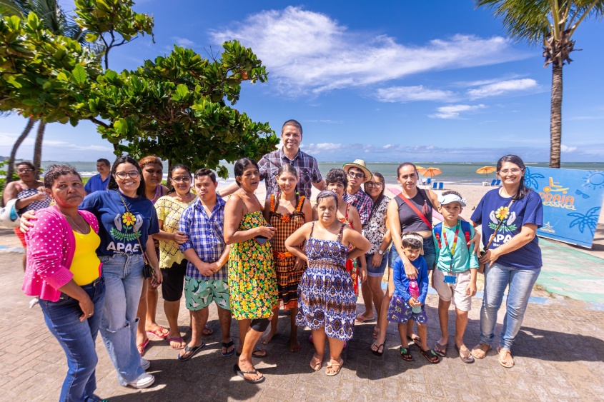 Secretário de Esporte de Maceió com pessoas acolhidas na APAE em Maceió. Foto: Itawi Albuquerque/Secom Maceió