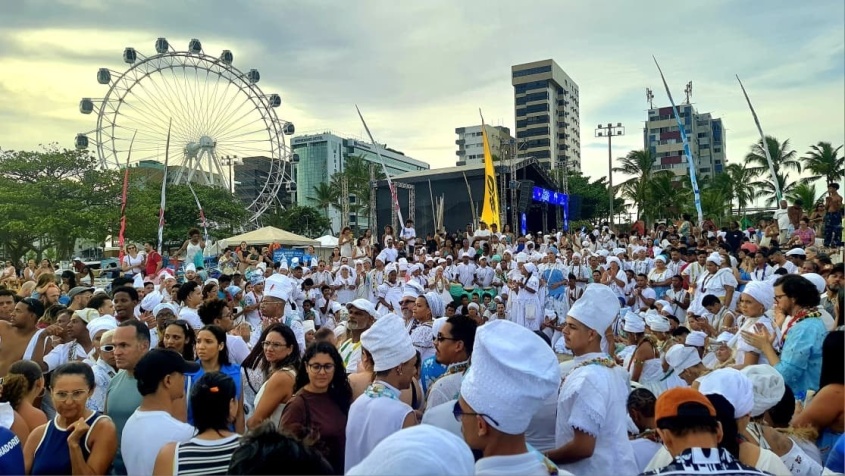 Devotos, grupos culturais e visitantes formam um só corpo na orla de Pajuçara durante a celebração tradicional à Iemanjá. Foto: Neno Canuto/ Secom Maceió