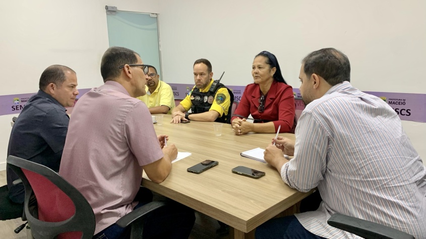 Reunião aborda ordenamento dos jangadeiros na orla de Maceió. Foto: Ascom Semsc