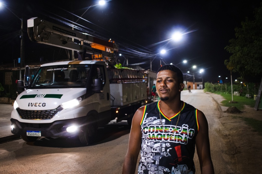 Erick conta que mora no conjunto há 10 anos e que a iluminação em LED elevou a qualidade do espaço onde vive com a família. Foto: Matheus Alves/ Ascom Sima
