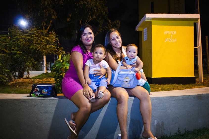 Amigas Mirella e Nayane aprovaram nova iluminação e aproveitam para colocar a conversa em dia na praça. Foto: Matheus Alves / Ascom Sima