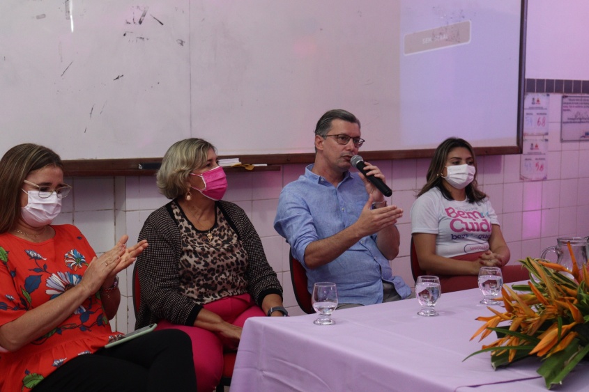 Secretário municipal de Educação, Elder Maia e outros convidados para a mesa. Foto: Julita Bittencourt/Ascom Semed