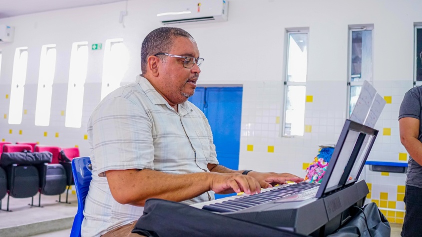 Professor Luciano Peixoto ministra aulas de música há 29 anos. Foto: Carol Cordeiro/ Ascom Semed